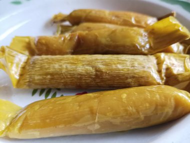 Muz dolu tatlı börekler Muz Yaprağına sarılmış