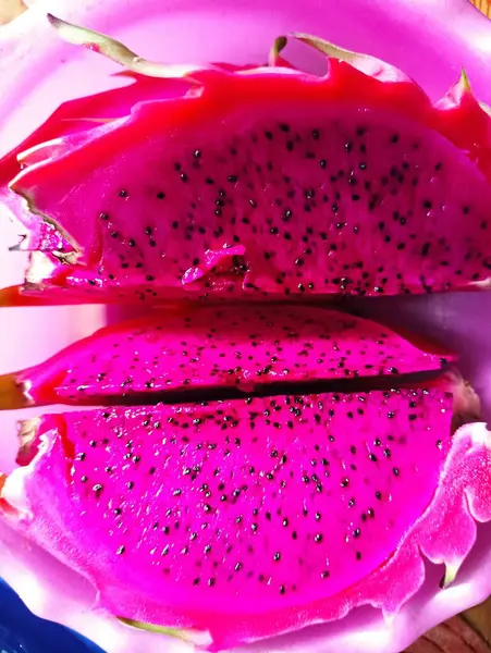 Siyah tohumlu dilimlenmiş Ejder Meyvesi