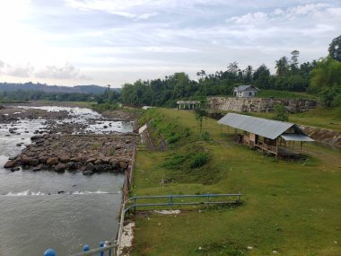 Taşlı Nehir, Küçük Ev ve Yeşil Çimen