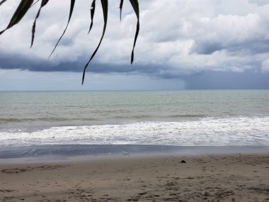 Bulutlu Deniz Burnu Köpüklü Dalgalar ve Kumsallı