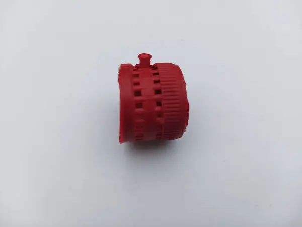 Basit, kırmızı plastik bir kapak, beyaza izole edilmiş. Geri dönüşüm, sürdürülebilirlik ve çevre bilinciyle ilgili projeler için mükemmel