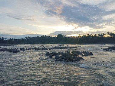 Gün batımında büyüleyici bir nehir manzarası, doğa, seyahat ve rahatlama ile ilgili tasarımlar için mükemmel..