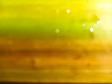 Sarı, yeşil ve kahverengi gradyan renkleri olan soyut bulanık resim.