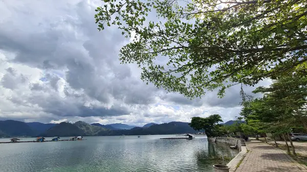 Dağlarda gölü olan güzel bir manzara.