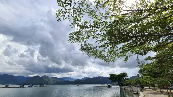 Dağlardaki gölün güzel manzarası