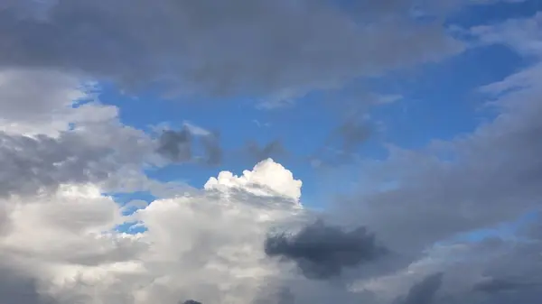 Bulutlu Gökyüzü Mavi Yamalarla