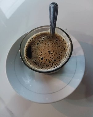 Beyaz arka planda sütlü kahve fincanı