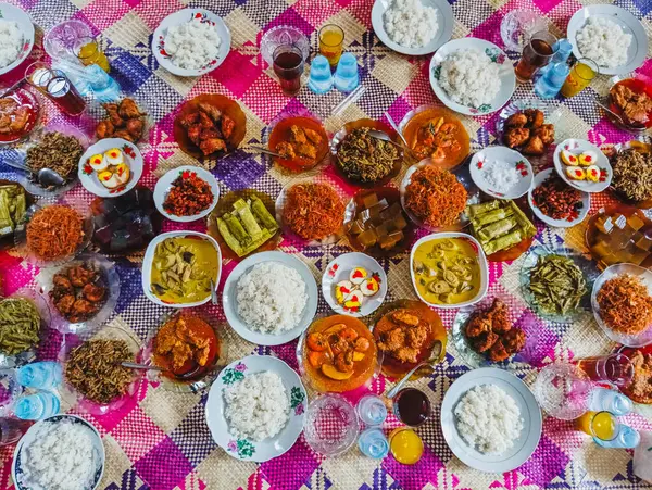 Lezzetli Asya mutfağında pirinç, et ve sebzeler 