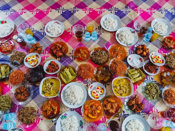 Endonezya Mutfak Şöleni: Geleneksel Dishe 'nin Canlı Gösterimi