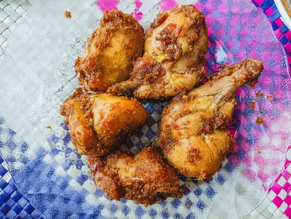 Lezzetli kızarmış tavuk parçaları tabakta, lezzetli ve cezbedici. 