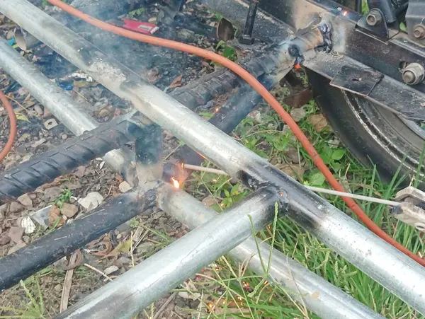 Metal çerçeve dışarıda kıvılcımlar ve inşa için duman ile kaynıyor