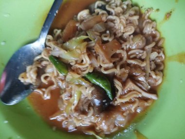 Yeşil Kase 'de sebzeli Baharatlı Şehriye' nin yakın çekimi.