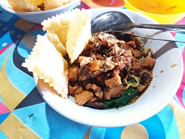 Lezzetli Endonezya Tavuğu Erişte Tabağı ve Çıtır Wonton ve 