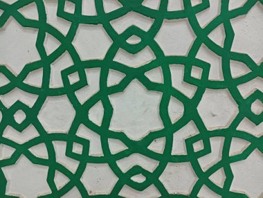 Karmaşık Yeşil ve Beyaz Geometrik Duvar Şablonu: İslami İnceleme