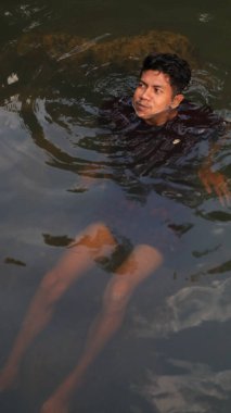 Yüzeysel Karanlık Suda Yüzen Kişi, Genel Görünüm