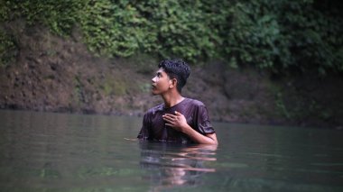 Koyu renk gömlekli genç adam, Durgun Suya Yansıyan, Berrak Orman 