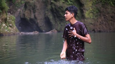 Su Sıçratan Genç Adam