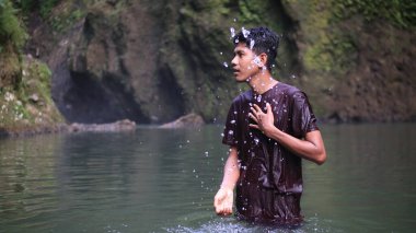 Karanlık Giysili Genç Adam, Şelaleler ve Su Sıçratan Adam