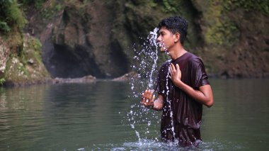 Genç Adam Doğal Nehirde Su Sıçratıyor