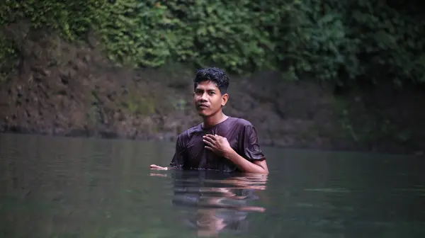 Sudaki Adam, Doğal Ayar, Karanlık Giysiler, Yansıma.