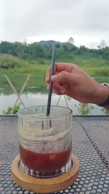 Serinletici Buzlu Kahve Açık Hava, Manzaralı Nehir Manzarası, Rahatlatıcı Anlık.