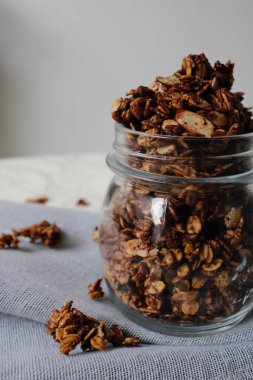 Bir kavanoz çikolatalı bademli granola. 