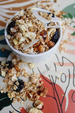 sağlıklı kahvaltı ananaslı hindistan cevizli granola