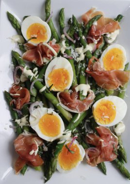 Yumurtalı kuşkonmaz jambonlu salata.