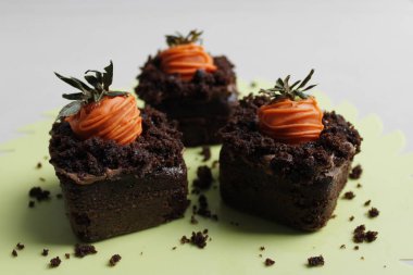 Paskalya için çikolatalı kek.