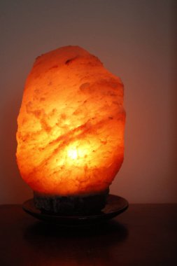 Siyah arka planda bir tuz lambasının yakın plan görüntüsü.