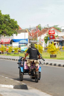 Yogyakarta, Endonezya - 29 Nisan 2025: peditaksi şoförleri turistleri yoğun yerlere, yogyakarta 'daki popüler yerlere götürür.