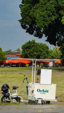 Yogyakarta, Endonezya - 30 Nisan 2025: Yogyakarta turistik bölgesinde kahve tezgahı, elektrikli araba bisikletiyle kahve satışı
