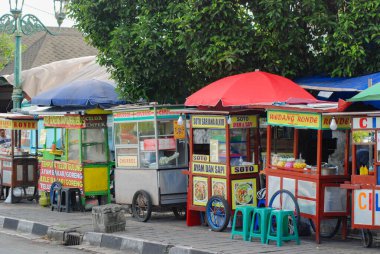 Yogyakarta, Endonezya - 30 Nisan 2025: Turistler için bir gıda sahası olan Yogyakarta 'nın güney meydanında gıda arabaları veya sokak yemekleri satışı.