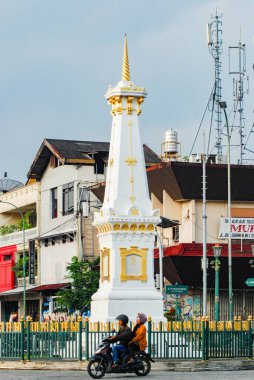 Yogyakarta, Endonezya - 8 Mayıs 2025: Yogyakarta 'daki Tugu şehir anıtı beyazdır ve altın uçlara sahiptir.