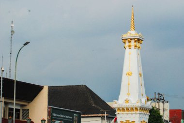 Yogyakarta, Endonezya - 8 Mayıs 2025: Yogyakarta 'daki Tugu şehir anıtı beyazdır ve altın uçlara sahiptir.