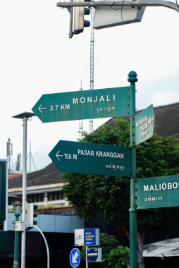 Turist durağı tabelaları, ziyaret için turist konumu haritaları, yer ve sokak isimleri için tabelalar, Yogyakarta 'da yol kenarına yeşil ve beyaz
