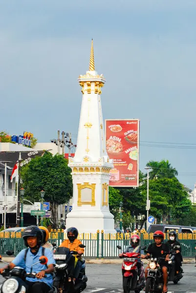 Yogyakarta, Endonezya - 8 Mayıs 2025: Yogyakarta 'daki Tugu şehir anıtı beyazdır ve altın uçlara sahiptir.