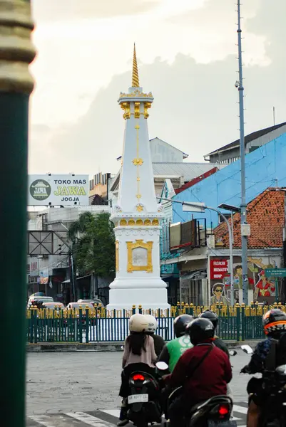 Yogyakarta, Endonezya - 8 Mayıs 2025: Yogyakarta 'daki Tugu şehir anıtı beyazdır ve altın uçlara sahiptir.