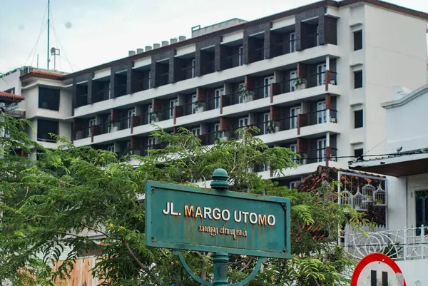 Turist durağı tabelaları, ziyaret için turist konumu haritaları, yer ve sokak isimleri için tabelalar, Yogyakarta 'da yol kenarına yeşil ve beyaz