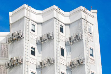 Şehir manzarasını görmek için eşsiz pencere, balkon koridoru, penceresi ve balkonu olan yüksek katlı bir otel binası.
