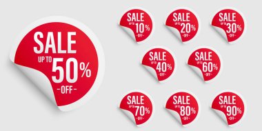 Çıkartma setinde% 90 'a kadar indirim var. Farklı fiyat, kırmızı yuvarlak konuşma şekli. Beyaz arkaplanda izole edilmiş reklam, pankart, şablon, tanıtım simgeleri, vektör illüstrasyonu için imza.