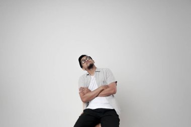 Bir sandalyede tek başına oturan, hayal kuran, sorunları çözmeyi düşünen, yalnız hisseden ve önemli kararlar veren ciddi adamların psikolojik sorunları vardır..