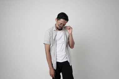 Saldırganca bakmak, ağzını kapalı tutmaya çalışmak ve insana öfke ve saldırganlık hissederek vurmamak, dudakları emmek, küçümseyerek kaşlarını çatmak.