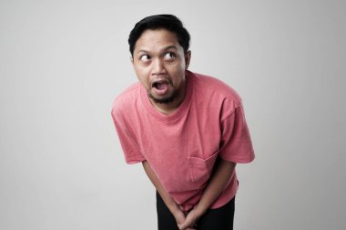 Şaşırmış, ihtiyatlı, alaycı bir yüz ifadesi olan genç bir adamın portresi..