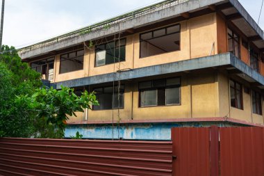 Pencereleri kırık, terk edilmiş eski bir motel binası. Ekonomik krizden sonra terk edildi