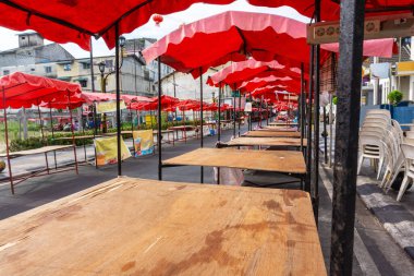 Endonezya 'nın eski kenti Tanjungpinang' da Walking Street gıda pazarı açılmadan önce ayakta duruyor.