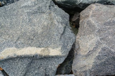 Sahildeki granit kayaların fotoğrafı, doğa, kayaların arka planı, öğleden sonra sahildeki kayalar.