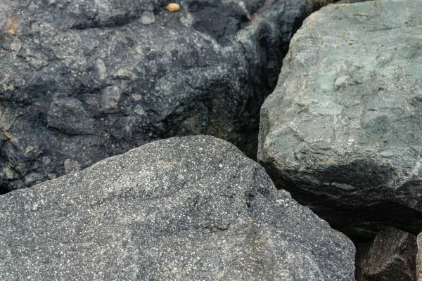 Sahilde farklı şekillerde granit kayaların fotoğrafı, doğa, açık hava, kayaların arka plan, öğleden sonra sahilde kayalar.