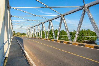 Bintan City Endonezya 'nın mangrov ormanlarındaki küçük adaları birleştiren köprülerden biri.