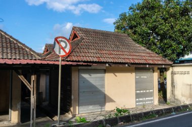 Kentsel alanlardaki ve sokaklardaki çeşitli kapalı dükkanlar yüzünden piyasa krizi kavramı bozuldu ve artık sürdürülemiyor.